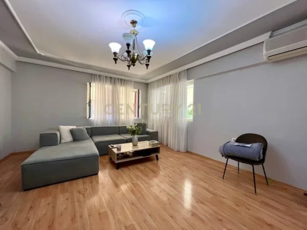 Tirane, jepet me qera apartament 3+1+Ballkon Kati 1, 185 m² 800 € (Sheshi Straus)