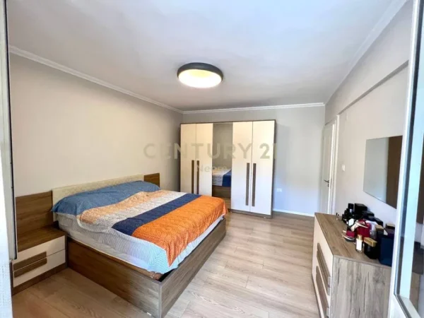 Tirane, jepet me qera apartament 3+1+Ballkon Kati 1, 185 m² 800 € (Sheshi Straus)
