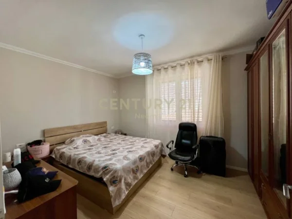 Tirane, jepet me qera apartament 3+1+Ballkon Kati 1, 185 m² 800 € (Sheshi Straus)