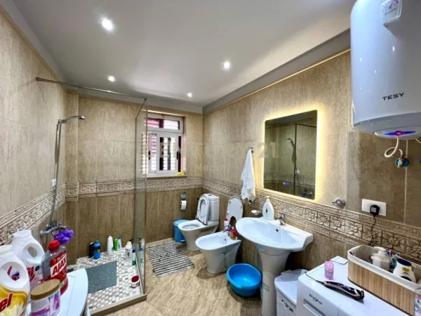 Tirane, jepet me qera apartament 3+1+Ballkon Kati 1, 185 m² 800 € (Sheshi Straus)