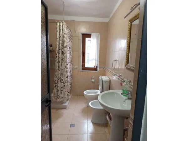 Tirane, jepet me qera apartament 2+1 Kati 5, 70 m² 550 € (Pazari i Ri, Shkolla e Kuqe)