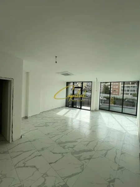Tirane, jepet me qera zyre Kati 1, 65 m² 1.000 € (KOMPLEKSI "LAKE VIEW")