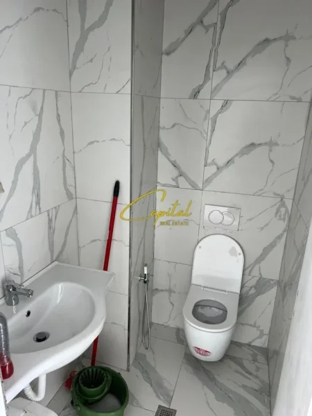 Tirane, jepet me qera zyre Kati 1, 65 m² 1.000 € (KOMPLEKSI "LAKE VIEW")