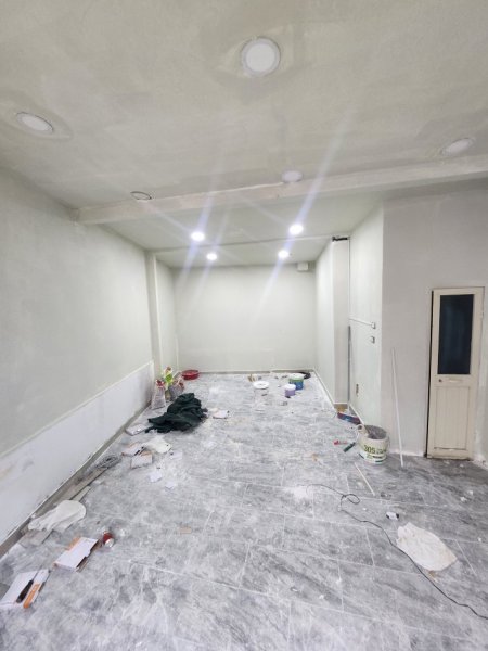 Tirane, jepet me qera Kati 0, 23 m² 700 €