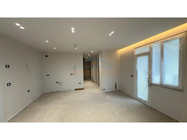 Tirane, jepet me qera apartament 3+1 Kati 10, 143 m² 1.800 € 