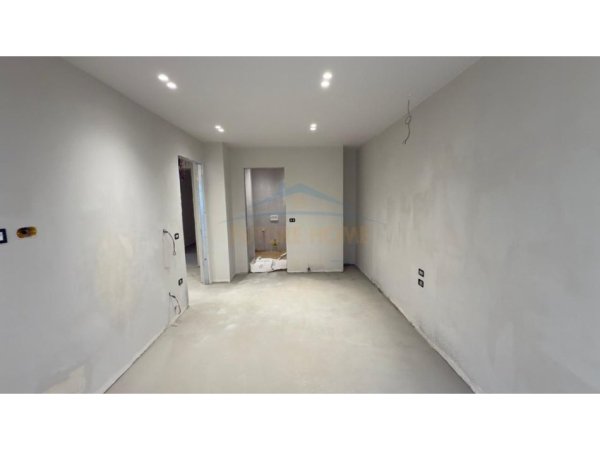 Tirane, jepet me qera apartament 3+1 Kati 10, 143 m² 1.800 € 