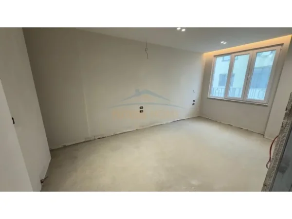 Tirane, jepet me qera apartament 3+1 Kati 10, 143 m² 1.800 € 