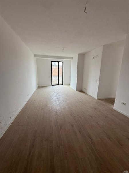 Tirane, jepet me qera zyre Kati 2, 75 m² 600 € (mine peza)