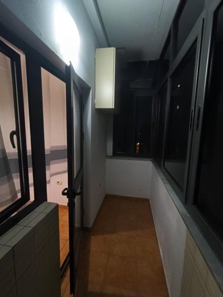 Tirane, jepet me qera apartament 3+1+2 Kati 4, 140 m² 500 € (Banka BKT, kinostudio)