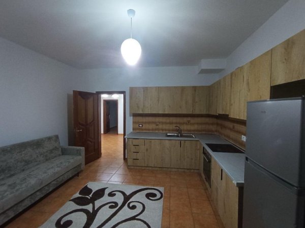 Tirane, jepet me qera apartament 3+1+2 Kati 4, 140 m² 500 € (Banka BKT, kinostudio)
