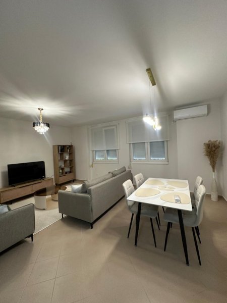 Tirane, jepet me qera apartament 2+1+Ballkon Kati 3, 100 m² 800 € (ish parku)