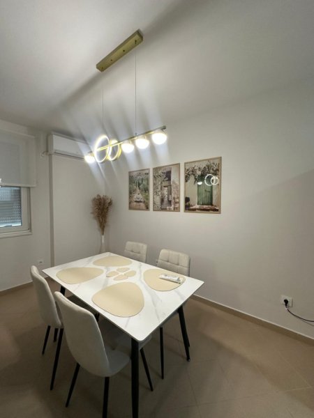 Tirane, jepet me qera apartament 2+1+Ballkon Kati 3, 100 m² 800 € (ish parku)