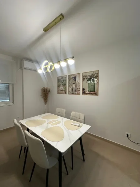 Tirane, jepet me qera apartament 2+1+Ballkon Kati 3, 100 m² 800 € (ish parku)