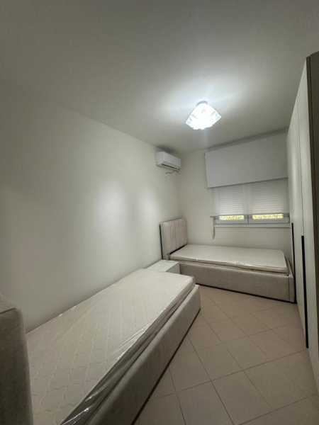 Tirane, jepet me qera apartament 2+1+Ballkon Kati 3, 100 m² 800 € (ish parku)