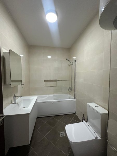 Tirane, jepet me qera apartament 2+1+Ballkon Kati 3, 100 m² 800 € (ish parku)