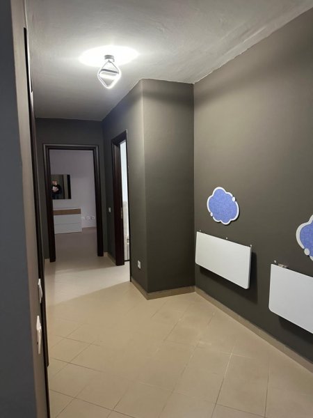 Tirane, jepet me qera apartament 2+1+Ballkon Kati 3, 100 m² 800 € (ish parku)