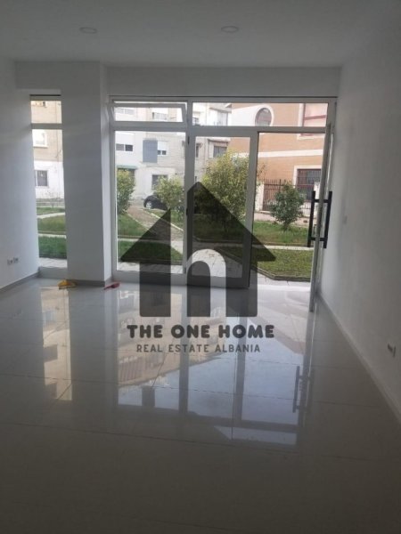 Tirane, jepet me qera dyqan Kati 0, 300 € (Kodra Diellit)