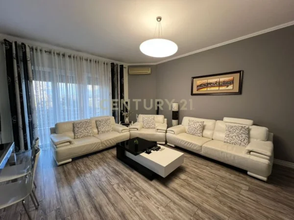 Tirane, jepet me qera apartament 2+1+Ballkon Kati 3, 107 m² 700 € (FZ)