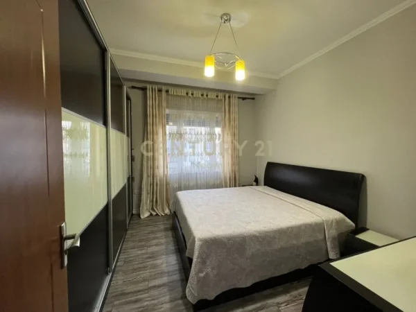 Tirane, jepet me qera apartament 2+1+Ballkon Kati 3, 107 m² 700 € (FZ)