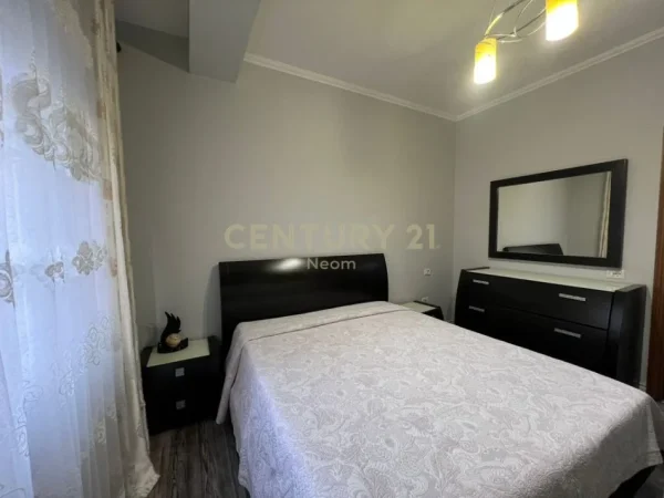 Tirane, jepet me qera apartament 2+1+Ballkon Kati 3, 107 m² 700 € (FZ)