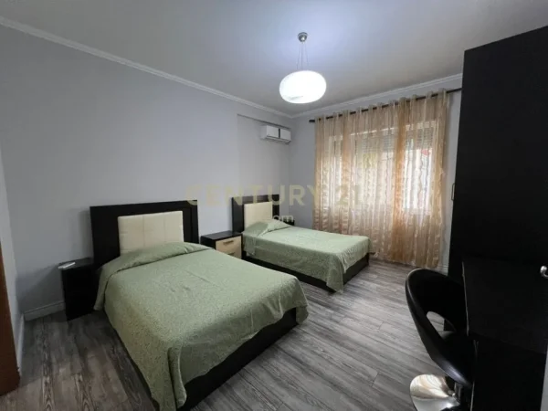 Tirane, jepet me qera apartament 2+1+Ballkon Kati 3, 107 m² 700 € (FZ)