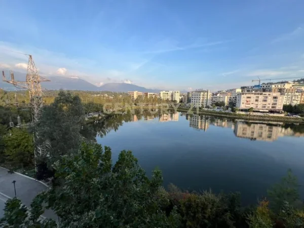 Tirane, jepet me qera apartament 2+1+Ballkon Kati 3, 107 m² 700 € (FZ)