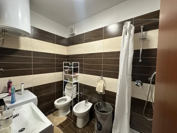 Tirane, jepet me qera 2+1 Kati 7, 1.000 € 