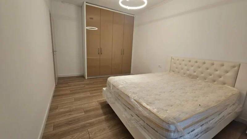 Tirane, jepet me qera apartament 2+1+Ballkon Kati 1, 85 m² 800 € (kodra 1)