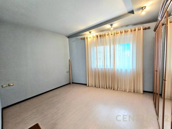 Tirane, jepet me qera apartament 2+1 Kati 4, 124 m² 550 € (Unaza e re)