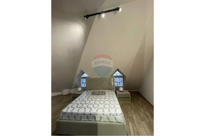 jepet me qera apartament duplex 3+1 Kati 3, 148 m² 900 € (Rruga Bamir Topi, Tiranë)