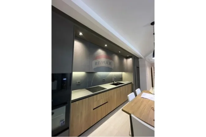 jepet me qera apartament duplex 3+1 Kati 3, 148 m² 900 € (Rruga Bamir Topi, Tiranë)