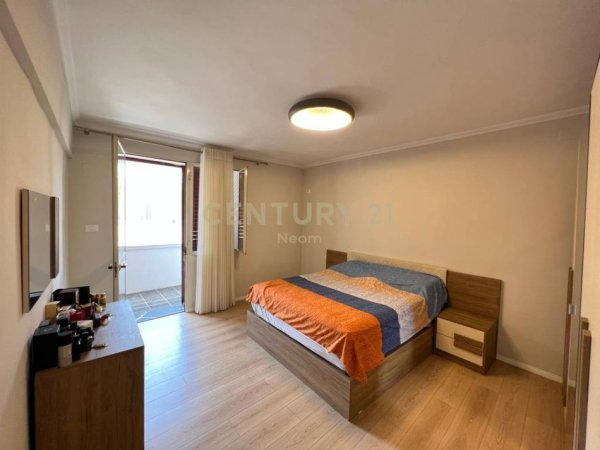Tirane, jepet me qera apartament 3+1+Aneks+Ballkon Kati 1, 185 m² 800 € (Xhamlliku)