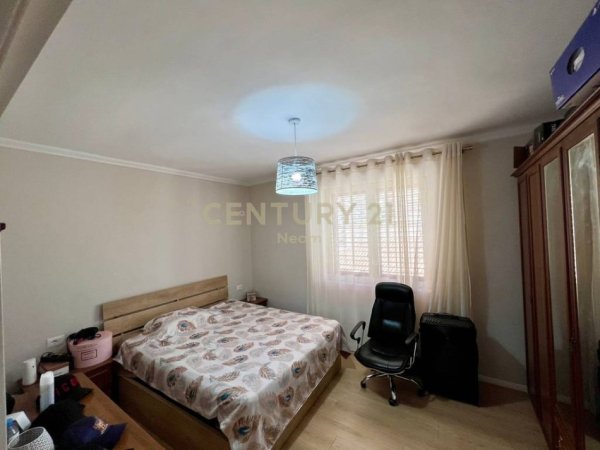Tirane, jepet me qera apartament 3+1+Aneks+Ballkon Kati 1, 185 m² 800 € (Xhamlliku)