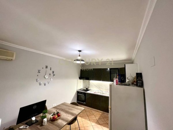 Tirane, jepet me qera apartament 3+1+Aneks+Ballkon Kati 1, 185 m² 800 € (Xhamlliku)