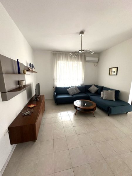 Jepet me Qira Apartament 2+1 tek Pazari i Ri afer Qendres , Kati 3, 90 m² 700 €URO