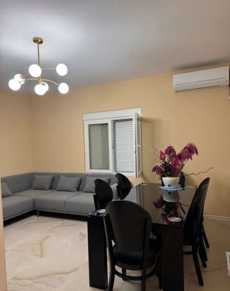 Tirane, jepet me qera apartament 1+1 Kati 1, 145 m² 1.100 € (SAUK)