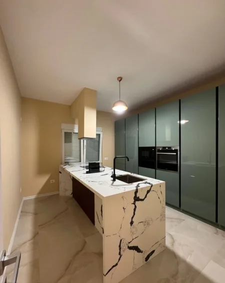 Tirane, jepet me qera apartament 1+1 Kati 1, 145 m² 1.100 € (SAUK)