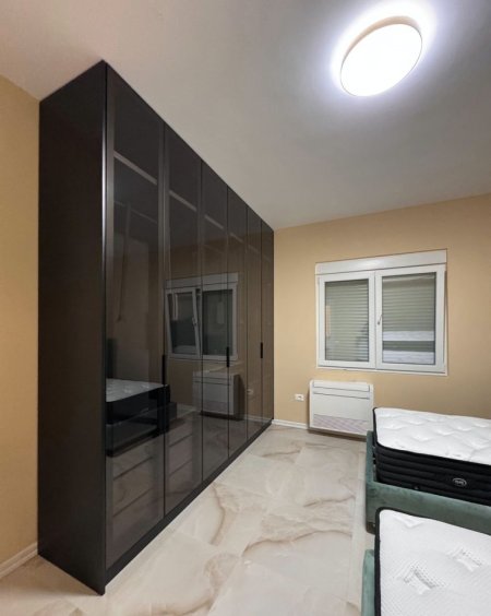 Tirane, jepet me qera apartament 1+1 Kati 1, 145 m² 1.100 € (SAUK)