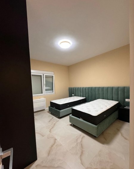 Tirane, jepet me qera apartament 1+1 Kati 1, 145 m² 1.100 € (SAUK)