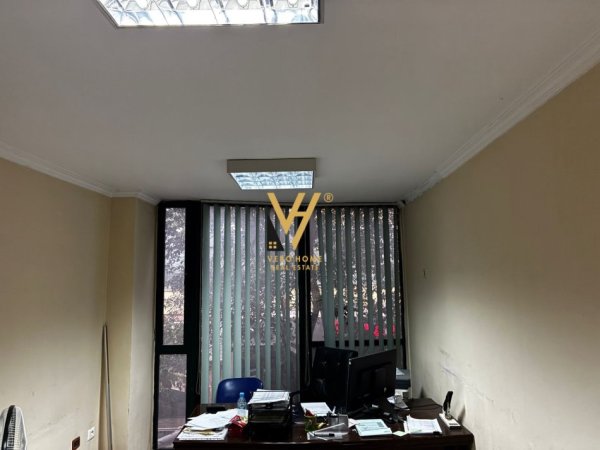 Tirane, jepet me qera zyre Kati 0, 30 m² 400 € (21 DHJETORI)
