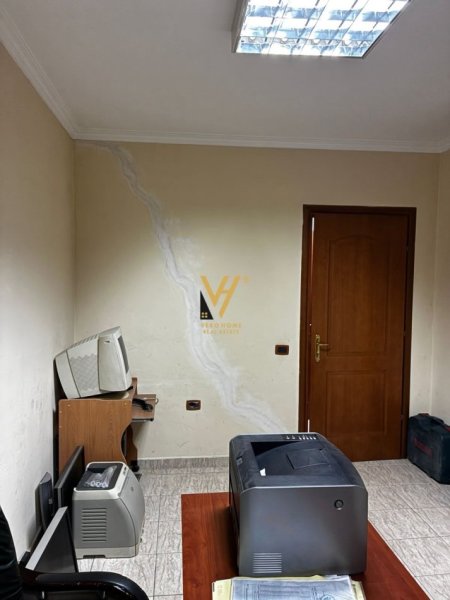 Tirane, jepet me qera zyre Kati 0, 30 m² 400 € (21 DHJETORI)