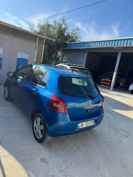 Tirane, shitet makine Toyota Yaris Benzin, blu automatik Kondicioner 4.000 €