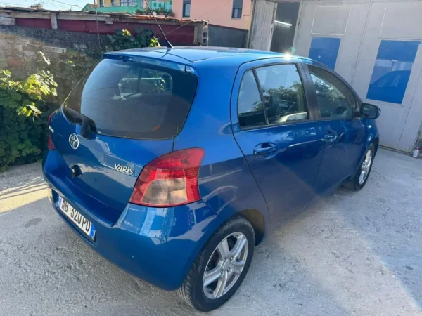 Tirane, shitet makine Toyota Yaris Benzin, blu automatik Kondicioner 4.000 €