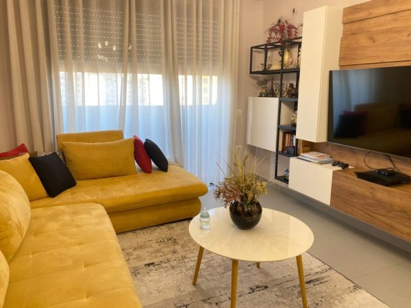 Tirane, jepet me qera apartament 1+1+Ballkon Kati 7, 67 m² 900 € (Stadiumi Dinamo)