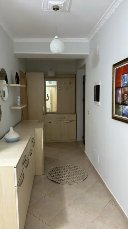 Tirane, jepet me qera apartament 2+1 Kati 5, 600 € 
