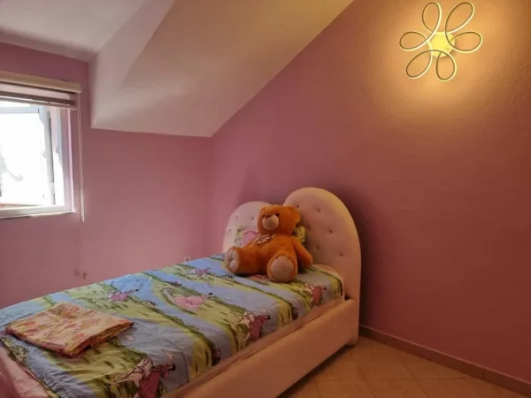 Tirane, jepet me qera Vile 2 Katshe Kati 1, 300 m² 1.500 € (ali demi)