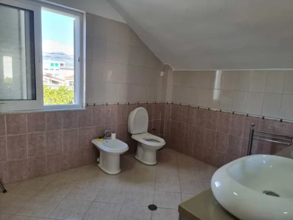 Tirane, jepet me qera Vile 2 Katshe Kati 1, 300 m² 1.500 € (ali demi)