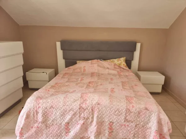 Tirane, jepet me qera Vile 2 Katshe Kati 1, 300 m² 1.500 € (ali demi)