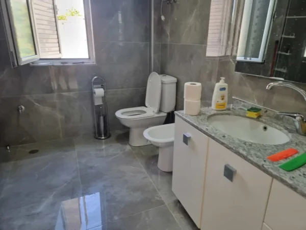 Tirane, jepet me qera Vile 2 Katshe Kati 1, 300 m² 1.500 € (ali demi)