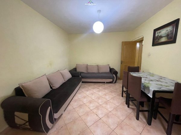 Tirane, jepet me qera apartament 1+1+Ballkon Kati 2, 50 m² 320 € (todi shkurti)